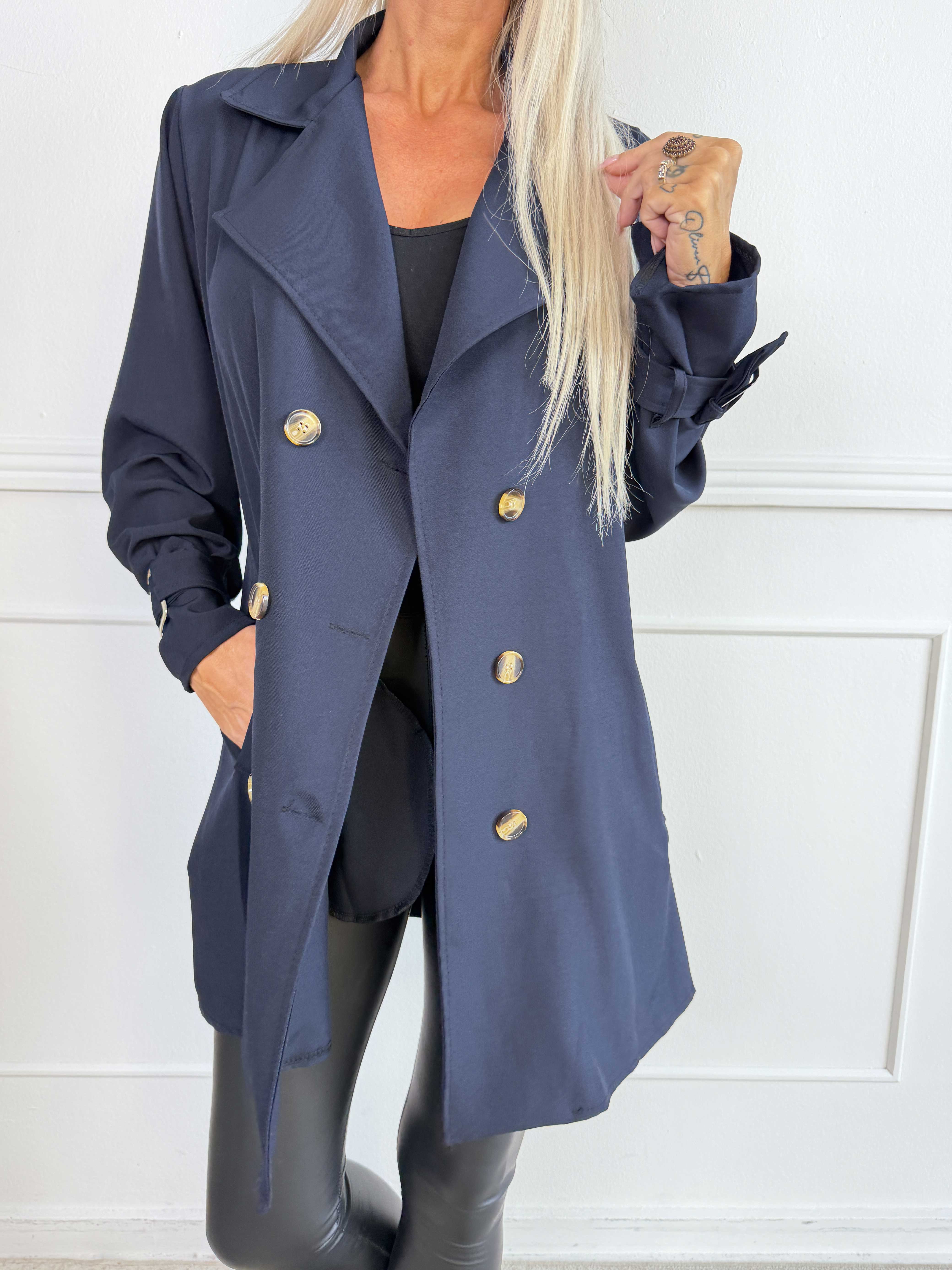 Sharpay Short 2.0 - Kort let plus size trenchcoat med bindebånd